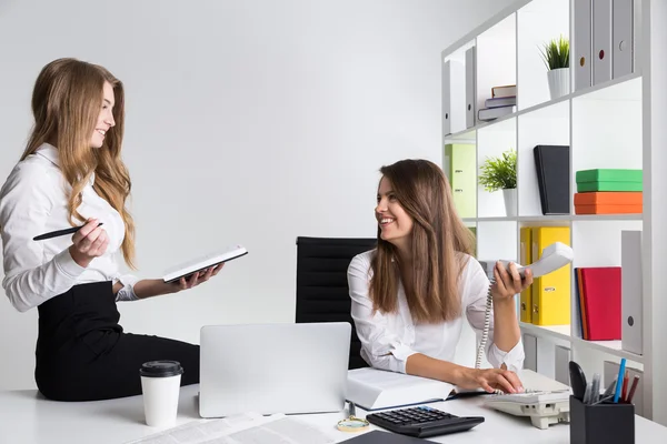 Två unga flickor umgås på jobbet — Stockfoto