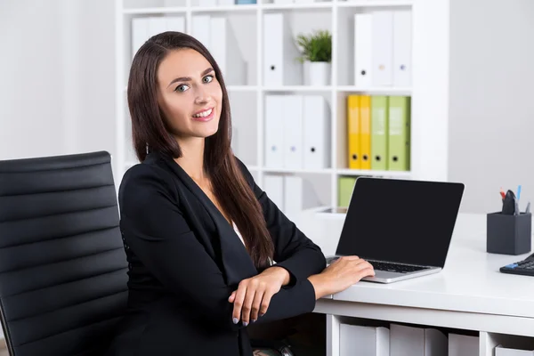 Улыбающаяся женщина с длинными волосами в офисе — стоковое фото