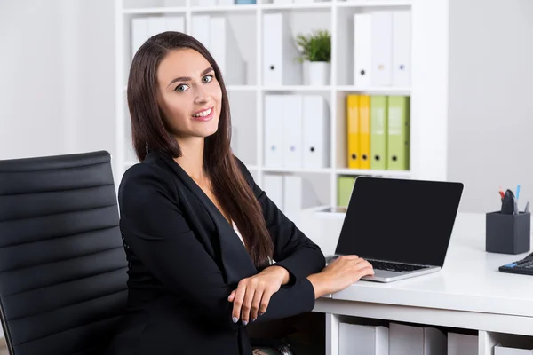 Sorridente signora con i capelli lunghi in ufficio — Foto Stock