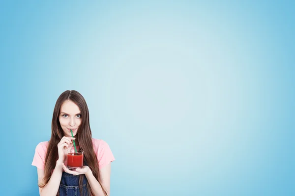 Chica con jugo fondo azul — Foto de Stock