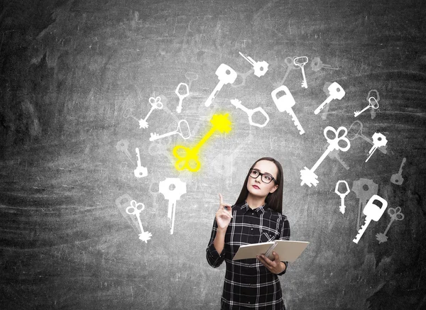 Nerd-Mädchen in Kleid und Schlüsselskizzen — Stockfoto