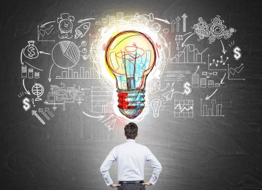 İşadamı tebeşir tahtası üzerinde skeç başlatmak bakıyor