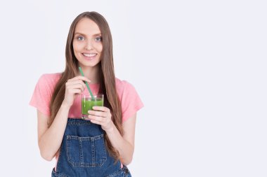 Yeşil smoothie cam ile Kız