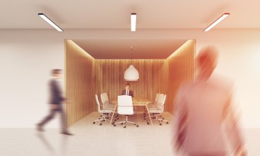 İnsanlar konferans salonuna gidiyor