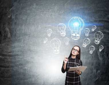 Nerd kız ve mavi ampul skeçler