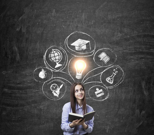 Ragazza con libro e schizzo di studio — Foto Stock