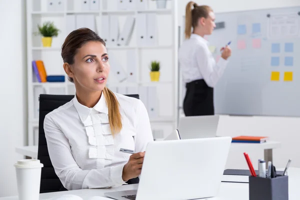 Businesswomen felkészülnek a fontos ülésre — Stock Fotó