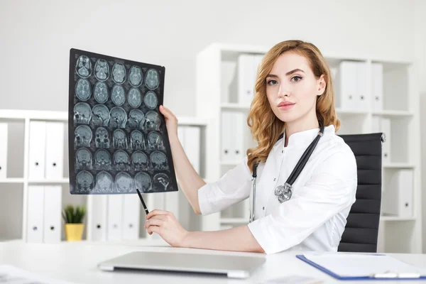 Vrouw arts demonstrerende hersenen xray — Stockfoto