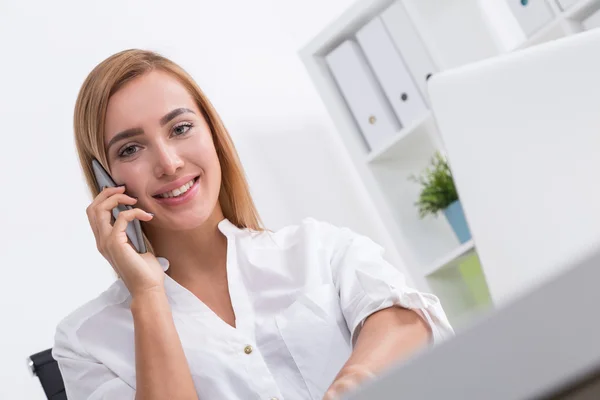 Prachtig bedrijf dame op haar telefoon — Stockfoto