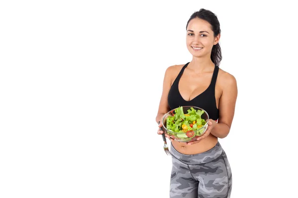 Lächelndes Mädchen zeigt ihren Salat — Stockfoto