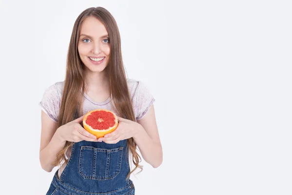 Mädchen im grauen T-Shirt mit Grapefruit — Stockfoto