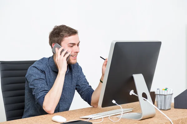 Mannen som pratar i smart telefon — Stockfoto