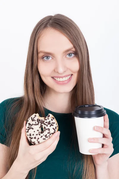 Chica disfrutando de donut — Foto de Stock