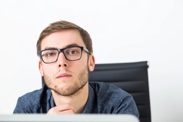 Joven empresario en su oficina — Foto de Stock