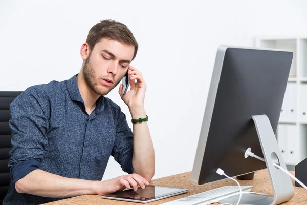 Zakenman praten op mobiele telefoon — Stockfoto