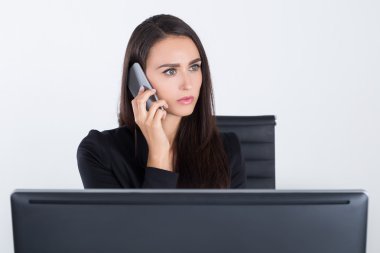 Çalışanla konuşan iş kadını