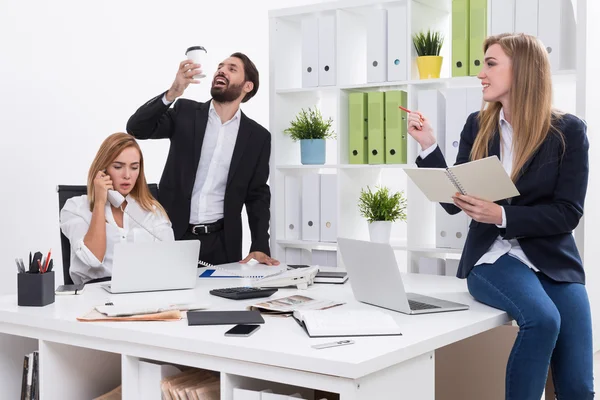 Konstig man med kaffe i office — Stockfoto