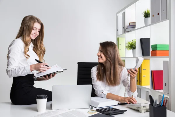Två unga företag damer i deras kontor — Stockfoto