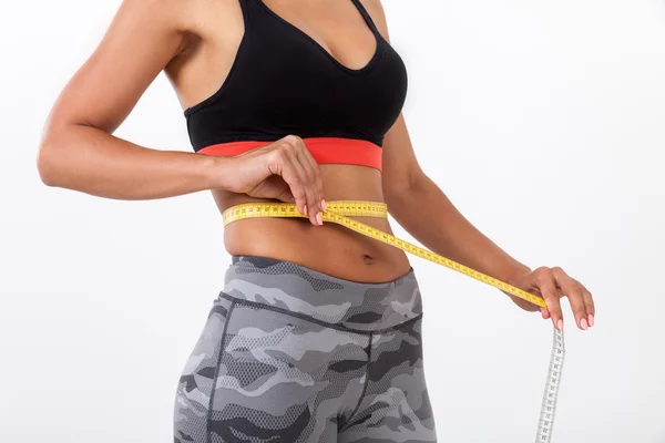 Primer plano de la mujer que mide la cintura — Foto de Stock