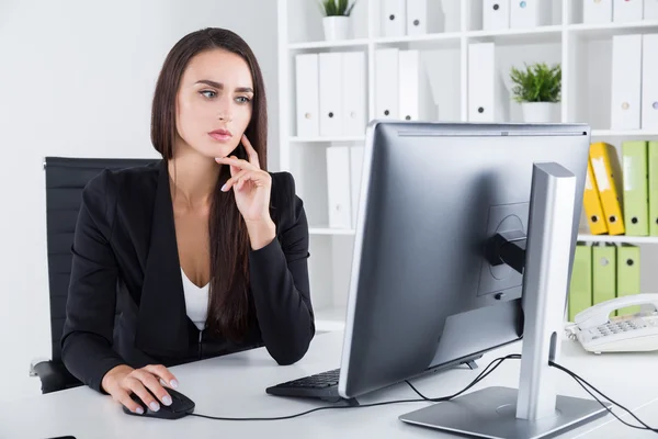 Pensive бізнес леді і її комп'ютер — стокове фото