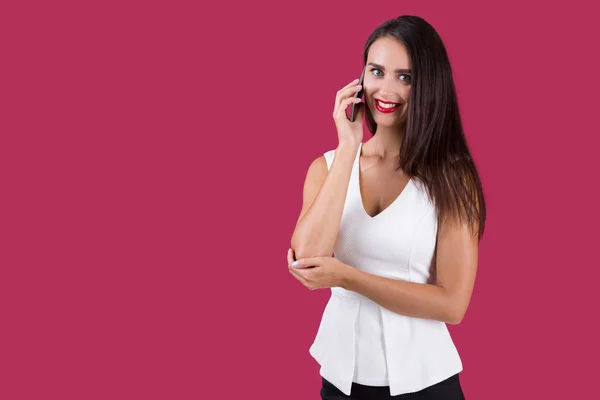 Woman in white top talking on her phone — Φωτογραφία Αρχείου