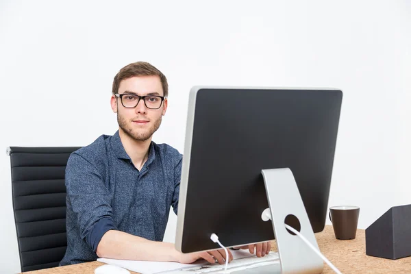 Empresario mirando a la cámara en la mesa — Foto de Stock