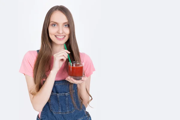 Chica alegre con jugo de tomate — Foto de Stock