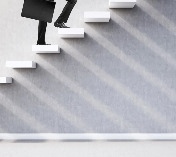 Mand med mappe klatrer op ad trappen - Stock-foto