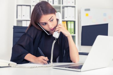 Siyah multitasking kız