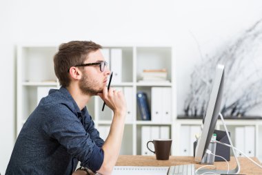 Kalem düşünen adam