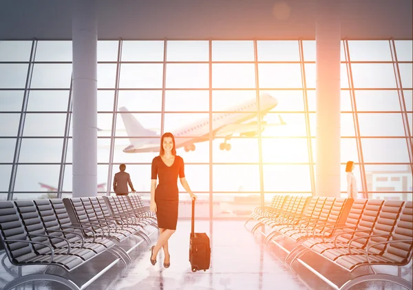 Senhora de negócios em terno preto no aeroporto — Fotografia de Stock