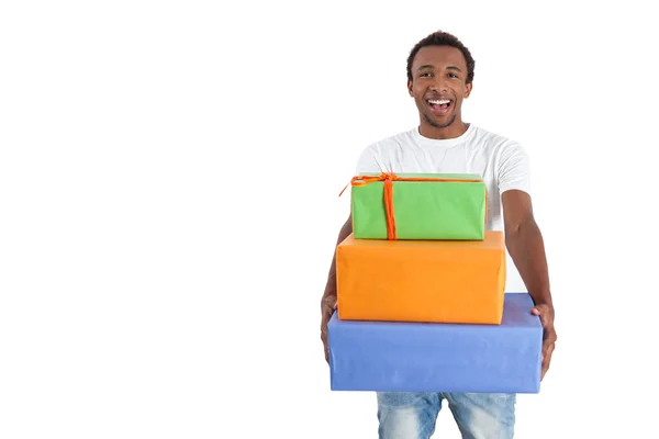 African American man met stapel geschenken — Stockfoto