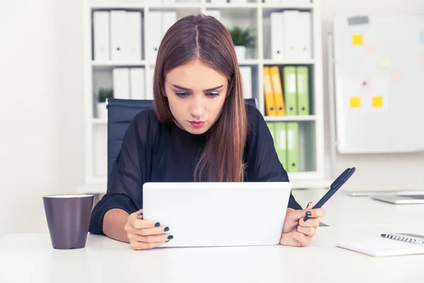 Frau liest Jahresbericht — Stockfoto