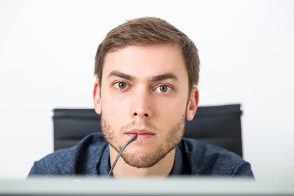 Homem olhando para a tela do computador — Fotografia de Stock