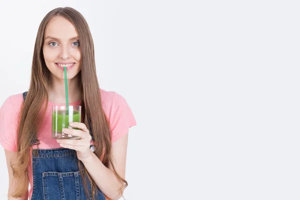 Menina da fazenda com smoothie verde — Fotografia de Stock