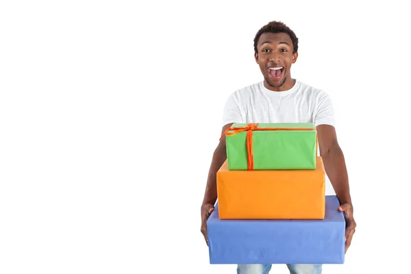 Afrikaner im T-Shirt mit Geschenken — Stockfoto