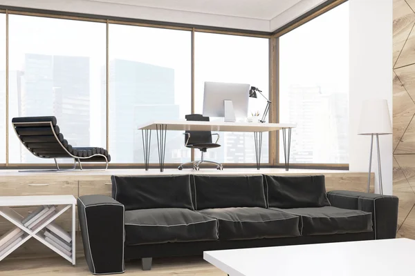 Bliska duża sofa w biurze CEO w dużym mieście. Fotel do masażu stoi w pobliżu miejsca pracy z komputerem. Koncepcja doskonałych warunków pracy. Renderowanie 3D — Zdjęcie stockowe