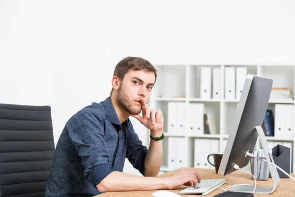 Man funderar på affärsproblem — Stockfoto