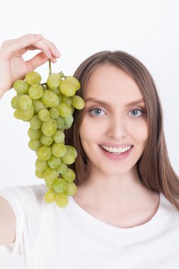 Üzümlü beyaz tişörtlü kız