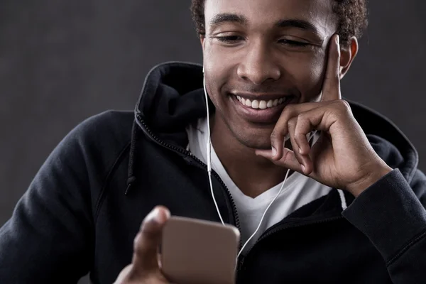 Усміхнений афроамериканець людина дивиться на екран телефону — стокове фото