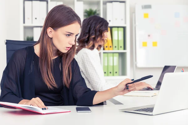 Junge Kollegen arbeiten — Stockfoto