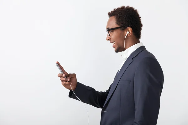 African businessman listening to the music — Stock Photo, Image