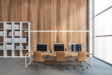 Açık uzay ofisi, bilgisayarlı ahşap iç mekan. Üst üste dizilmiş bilgisayarları ve beyaz kitaplığı olan modern masalar, ofiste çalışma alanı yok, 3 boyutlu görüntüleme