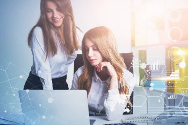 Bulanık ofiste çalışan iki genç iş kadını dünya haritası ve ağ arayüzü üzerinde çift pozlama yapıyorlar. Tonlanmış görüntü. Bu görüntünün elementleri NASA tarafından desteklenmektedir