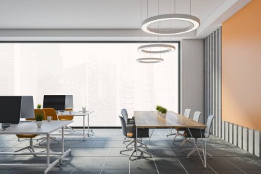 Turuncu ve gri duvarlı panoramik açık uzay ofisinin içi fayanslı zemin ve turuncu sandalyeli büyük bilgisayar masaları. 3d oluşturma