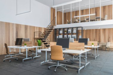 Beyaz ve ahşap duvarları, fayanslı zemini ve sıra sıra bilgisayar masaları olan şık bir açık uzay ofisinin köşesi. 3d oluşturma