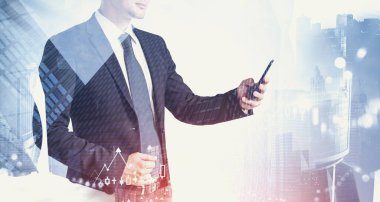 Bulanık şehirde akıllı telefonuyla tanınmayan genç bir iş adamı. Şirket yaşam tarzı kavramı. Renkli resim çift xposure
