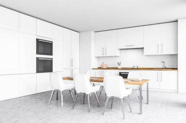 Minimalist mutfağın köşesinde beyaz duvarlar, beton zemin ve lavabo ve fırında yapılmış beyaz dolaplar var. Charis 'le yemek masası. 3d oluşturma