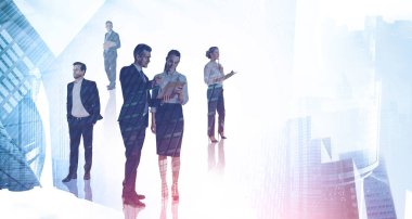 Bulanık şehirde birlikte çalışan başarılı iş adamları. Takım çalışması ve ortaklık kavramı. Renkli resim çift pozlama