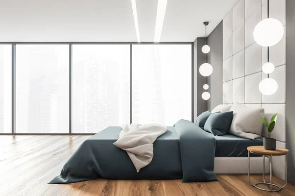 现代卧房的侧视图 白色和灰色的墙壁 木制地板和舒适的国王大小的床与蓝色毯子 3D渲染 — 图库照片